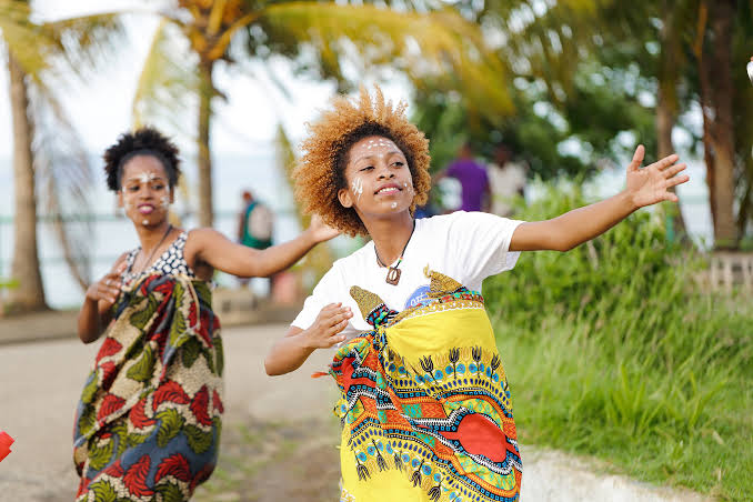 Danses et tenues colorées du littoral