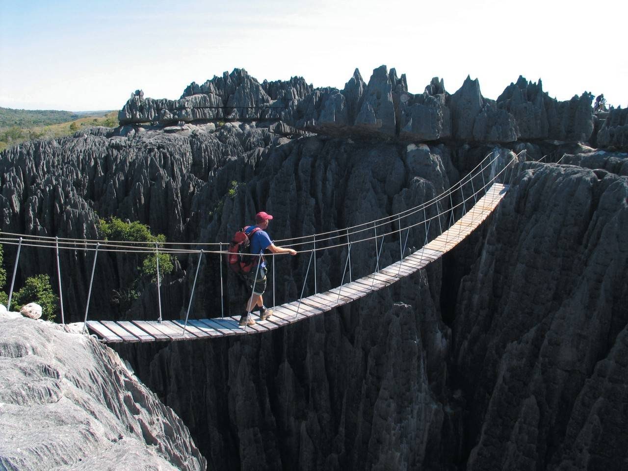Randonneur sur une passerelle des tsingy