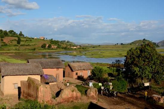 Village traditionnel betsileo au bord de l'eau