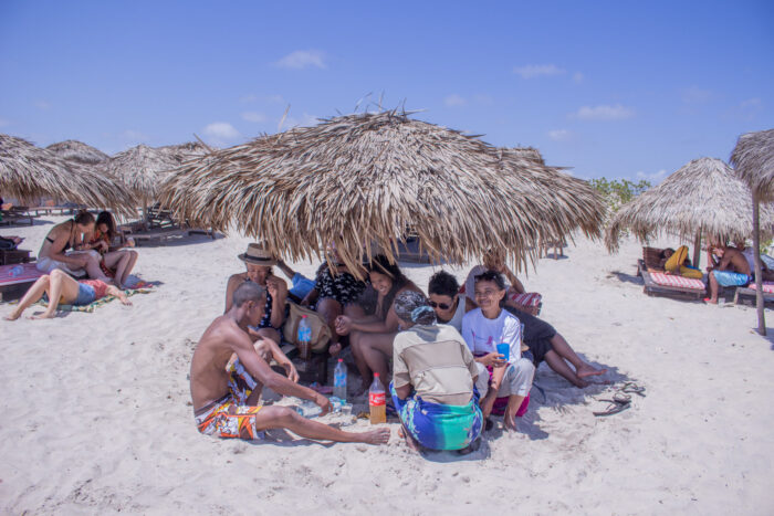 Journée entre amis sur le sable blanc
