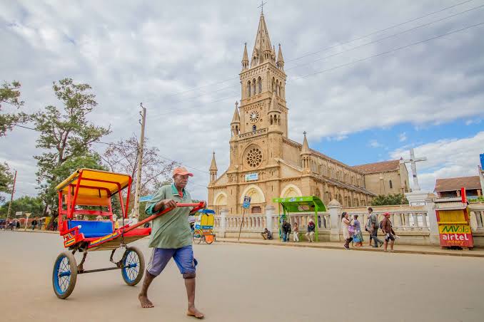 Pousse-pousse devant la cathédrale d'Antsirabe